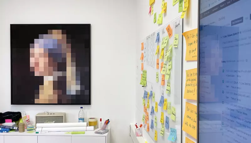 Projektmanagement Informationsdesign Managementberatung München Agile Scrum Screen und Whiteboard mit bunten Klebezetteln - Agile Scrum