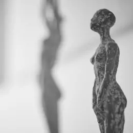 Abstrakte Frauenskulptur aus Stein